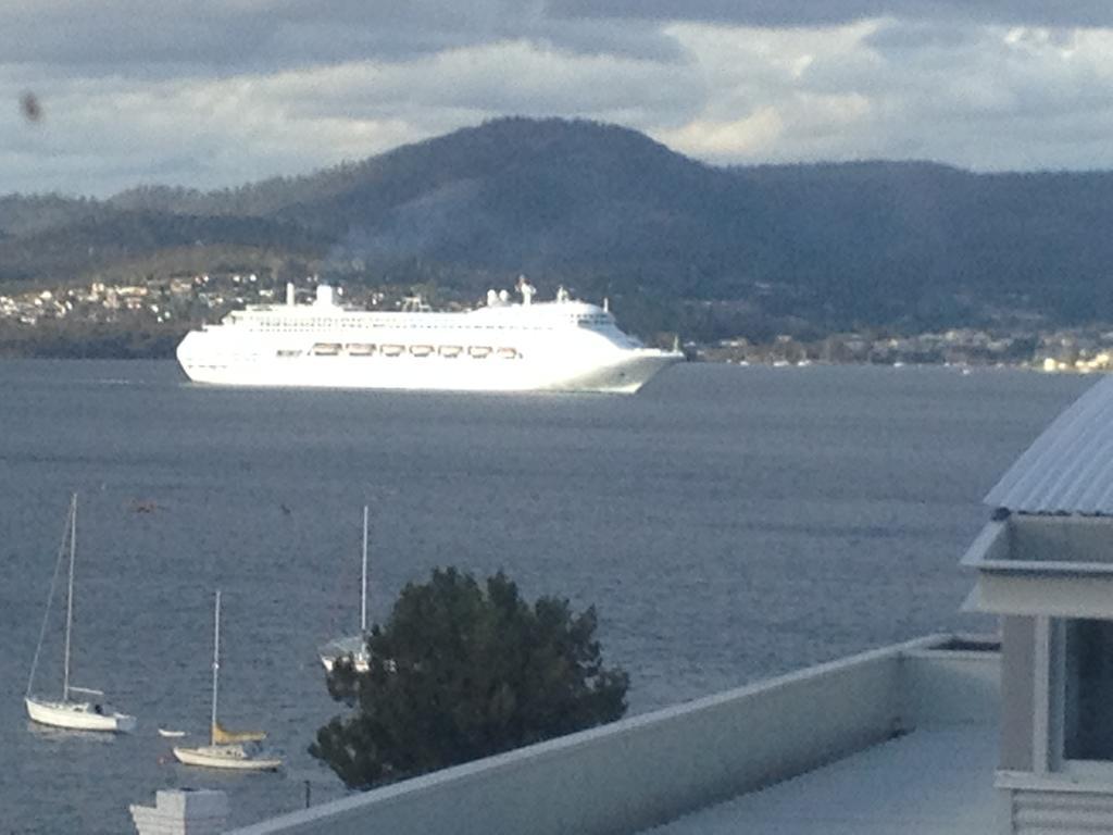 Reflections On The Bay Villa Hobart Room photo